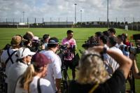 Penyerang Inter Miami asal Uruguay Luis Suarez berbicara kepada media selama sesi latihan menjelang pertandingan sepak bola Grup A Piala Dunia Antarklub 2025 melawan Al Ahly dari Mesir. (FOTO: AFP)