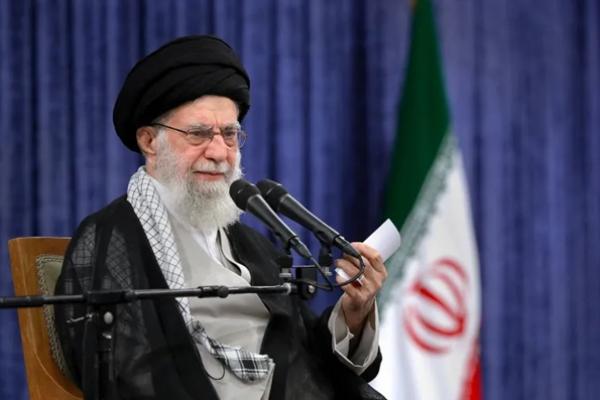 Pemimpin Tertinggi Iran Ayatollah Ali Khamenei berbicara dalam sebuah pertemuan di Teheran, Iran, 20 Mei 2025. (FOTO: WANA/AFP) 