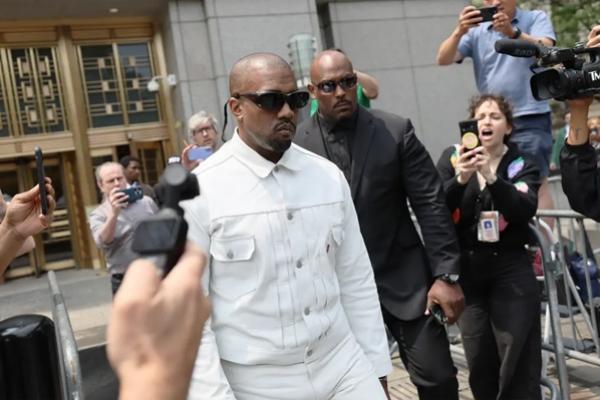 Kanye West tiba di persidangan perdagangan seks Sean Diddy Combs, Jumat (13/6/2026). (FOTO: WILLIAM FARRINGTON) 