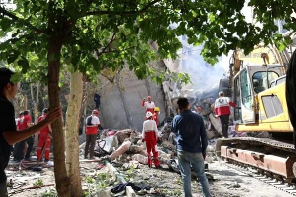 Tim penyelamat bekerja di lokasi bangunan yang rusak akibat serangan Israel di Teheran, Iran, 13 Juni 2025. (FOTO: WANA) 