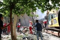 Tim penyelamat bekerja di lokasi bangunan yang rusak akibat serangan Israel di Teheran, Iran, 13 Juni 2025. (FOTO: WANA)