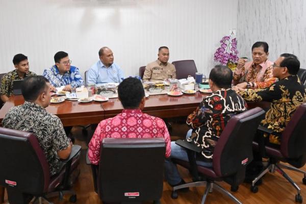 Wakil Menteri (Wamentrans) Viva Yoga Mauladi saat menerima audiensi dari Bupati Seluma Teddy Rahman bersama jajarannya di Komplek Kementrans, Kalibata, Jakarta (Foto: Ist/Humas Kementrans) 