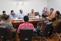 Wakil Menteri (Wamentrans) Viva Yoga Mauladi saat menerima audiensi dari Bupati Seluma Teddy Rahman bersama jajarannya di Komplek Kementrans, Kalibata, Jakarta (Foto: Ist/Humas Kementrans)