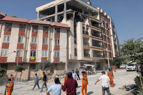 Sebuah gedung 15 lantai yang rusak di Saadatabad di barat laut Teheran, tempat dua ilmuwan nuklir tewas dalam serangan Israel pada hari Jumat. (FOTO: ALJAZEERA) 