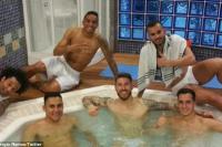 Ilustrasi - sederet mantan pemain Real Madrid berada di jacuzzi (Foto: Twitter Sergio Ramos)