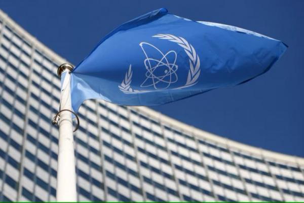 Bendera dengan logo Badan Tenaga Atom Internasional berkibar di depan kantor pusat IAEA di Wina, Austria, 1 Maret 2021. REUTERS 