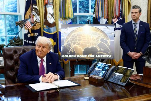 Presiden Donald Trump membuat pengumuman mengenai perisai pertahanan rudal Golden Dome di samping Menhan AS Pete Hegseth di Ruang Oval Gedung Putih di Washington, AS, 20 Mei 2025. REUTERS 