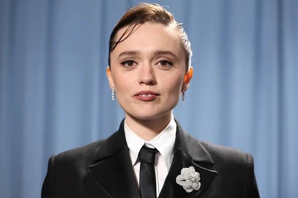 Terlihat Lusuh, Bintang White Lotus Aimee Lou Wood Disuruh Agennya untuk Belanja Pakaian