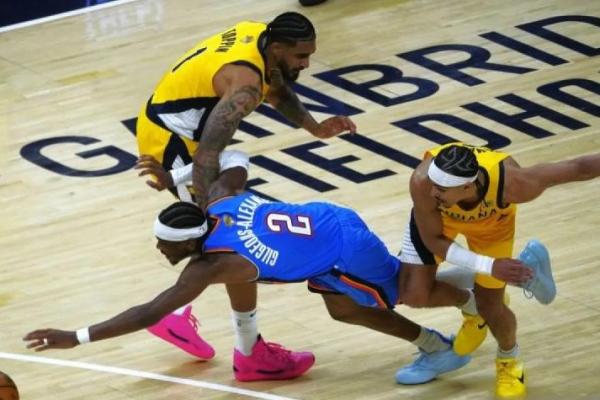 Pemain Thunder, Shai Gilgeous-Alexander, berusaha melewati dua pemain Pacers pada gim keempat Final NBA 2024–2025 di Indianapolis, AS (Foto: Ant) 