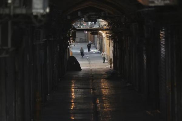 Toko-toko tutup di Tehran Bazaar menyusul serangan Israel terhadap Iran, di pusat kota Teheran, Iran, 15 Juni 2025. WANA via REUTERS 