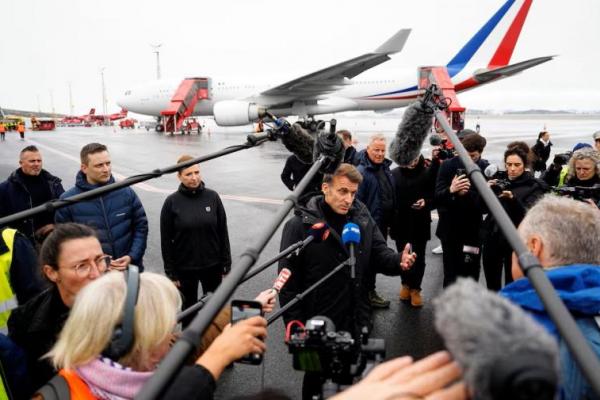 Presiden Prancis Emmanuel Macron berbicara kepada awak media saat tiba di Bandara Nuuk di Nuuk, Greenland, 15 Juni 2025. Foto via REUTERS 