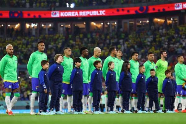 Ilustrasi - pemain Brasil bersama Player Escort (Foto: detik)  