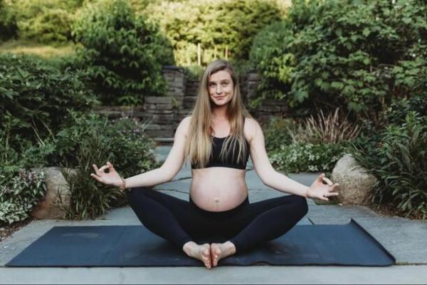 Ilustrasi - ibu hamil yang sedang melakukan senam untuk kesehatan bayi yang ada di perut/janin (Foto: Istockphoto) 