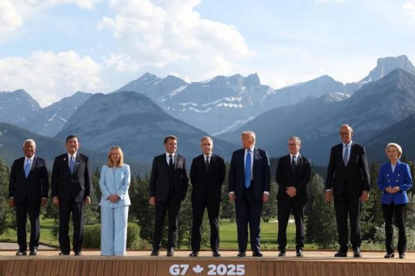 Presiden Dewan Eropa Antonio Costa, dan para pemimpin negara G7 berpose untuk foto keluarga selama KTT G7, di Kananaskis, Alberta, Kanada, 16 Juni 2025. REUTERS 