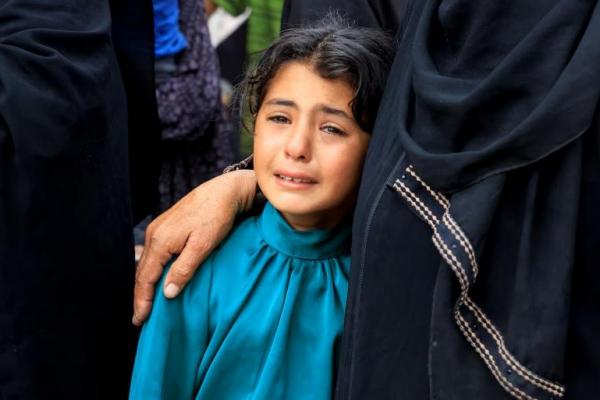 Seorang pelayat bereaksi selama pemakaman warga Palestina yang tewas dekat pusat distribusi di Rafah, di Rumah Sakit Nasser di Khan Younis, di Jalur Gaza selatan, 16 Juni 2025. REUTERS 