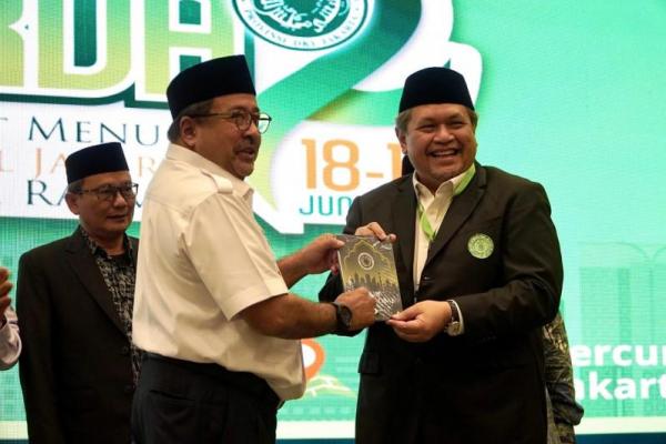 Wakil Gubernur DKI Jakarta Rano Karno dapat Buku Fikih Kota Global dari Ketua Umum MUI DKI Jakarta KH Muhammad Faiz Syukron Makmun (Foto: Ist) 