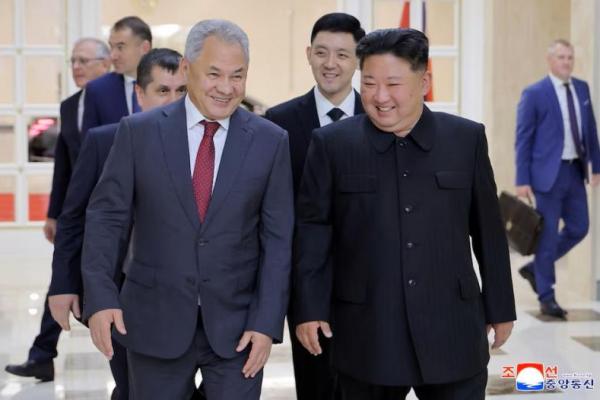 Pemimpin Korea Utara Kim Jong Un bertemu dengan Sekretaris Dewan Keamanan Rusia Sergei Shoigu, di Pyongyang, Korea Utara, 17 Juni 2025. KCNA melalui REUTERS 