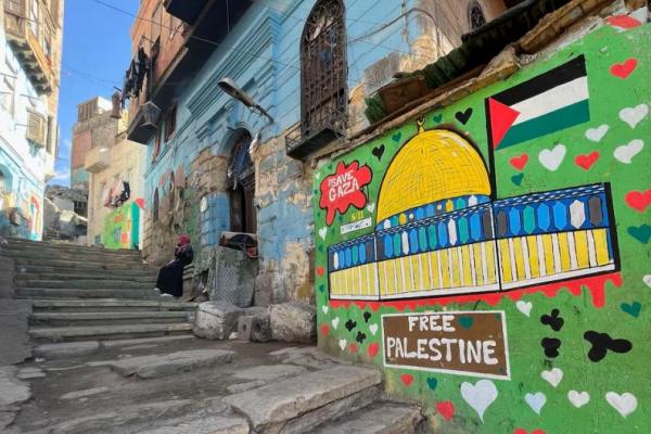 Mural yang mendukung warga Palestina di Gaza terlihat di Kairo, Mesir, 22 November 2023. REUTERS 