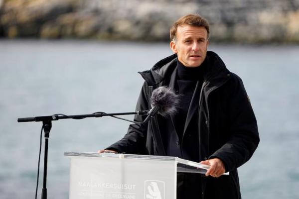 Presiden Prancis Emmanuel Macron berbicara dalam konferensi pers di Nuuk, Greenland, 15 Juni 2025. Foto via REUTERS 