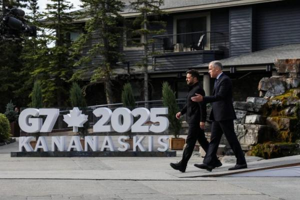 Perdana Menteri Kanada Mark Carney dan Presiden Ukraina Volodymyr Zelenskiy berjalan saat menghadiri KTT Pemimpin G7 di Kananaskis, Alberta, Kanada, 17 Juni 2025. REUTERS 