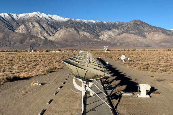 Deep Synoptic Array, jaringan 110 teleskop radio, menunjuk ke langit di Observatorium Radio Owen Valley milik Caltech di dekat Bishop, California, AS, dirilis 16 Juni 2025. Handout via REUTERS 