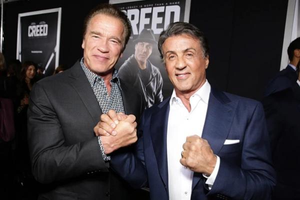Arnold Schwarzenegger dan Sylvester Stallone pada tahun 2015. (FOTO: GETTY IMAGE) 