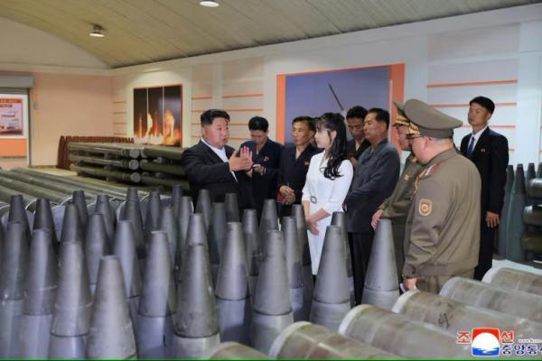 Pemimpin Korea Utara Kim Jong Un berbicara saat memeriksa pabrik-pabrik militer, di lokasi yang tidak diketahui di Korea Utara, 13 Juni 2025. KCNA via REUTERS 