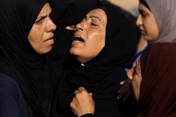 Para pelayat bereaksi selama pemakaman warga Palestina yang tewas pada hari Selasa oleh tembakan Israel saat mencari bantuan di Gaza utara, di Rumah Sakit Al-Shifa, di Kota Gaza, 18 Juni 2025. REUTERS 