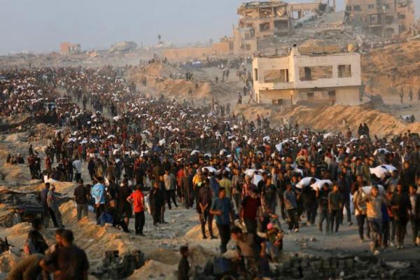 Warga Palestina berkumpul untuk menerima pasokan bantuan di Beit Lahia, di Jalur Gaza utara, 17 Juni 2025. REUTERS 