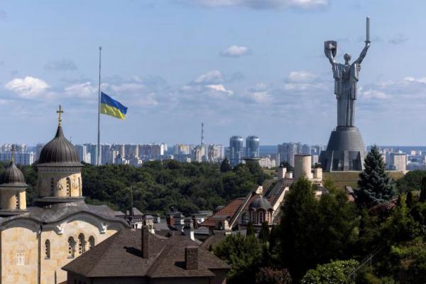 Bendera nasional Ukraina berkibar setengah tiang di dekat Monumen Tanah Air Ukraina di Kyiv, Ukraina 18 Juni 2025. REUTERS 