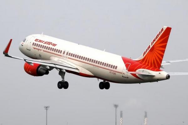 Pesawat Airbus A320-200 Air India lepas landas dari Bandara Internasional Sardar Vallabhbhai Patel di Ahmedabad, India, 7 Juli 2017. REUTERS 