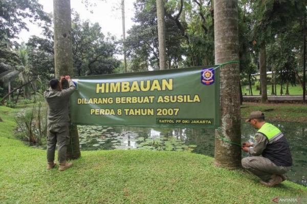 Spanduk imbauan larangan berbuat mesum di Taman Langsat (Foto: ANTARA) 