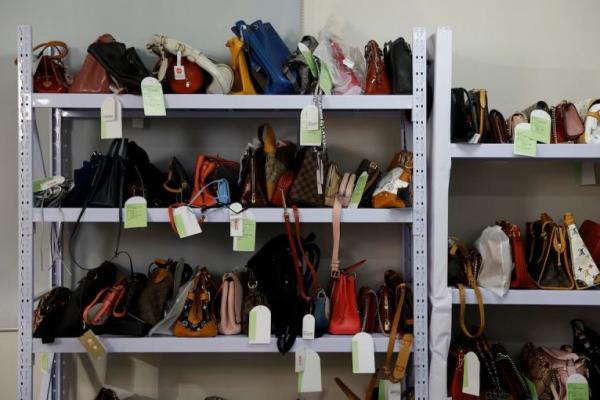 Tas tangan terlihat di rak selama sesi streaming langsung untuk platform ritel barang mewah bekas Plum di Beijing, Tiongkok, 7 Oktober 2020. REUTERS 