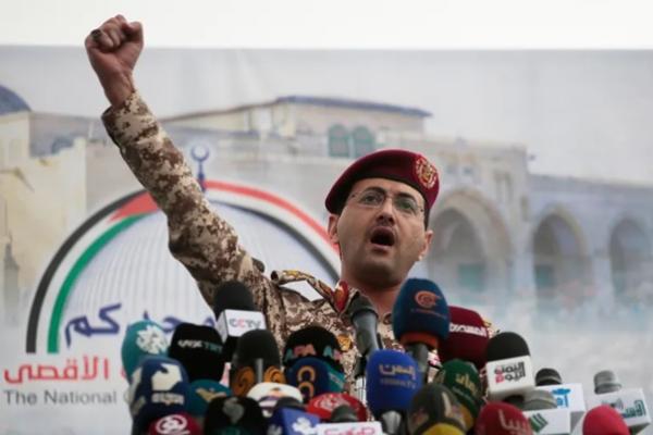 Juru bicara militer Houthi, Yahya Saree, berpidato dalam sebuah unjuk rasa menentang Amerika Serikat dan Israel di Sanaa, Yaman, pada hari Jumat, 18 April 2025. (FOTO: AFP) 