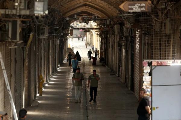 Orang-orang berjalan di dalam Grand Bazaar yang ditutup di Teheran, Iran, pada 16 Juni 2025. Israel dan Iran telah saling tembak sejak Israel menyerang Iran pada 13 Juni 2025. (FOTO: EPA-EFE) 