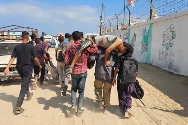 Serangan Israel terhadap warga Palestina yang berusaha menerima bantuan pangan telah menewaskan ratusan orang dan melukai banyak lainnya sejak GHF mulai mendistribusikan bantuan pada 27 Mei. (FOTO: AFP) 