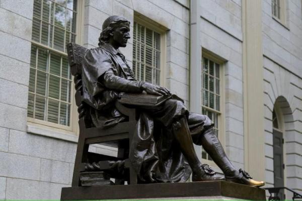 Patung John Harvard di kampus Universitas Harvard di Cambridge, Massachusetts, AS, 23 Mei 2025. REUTERS 