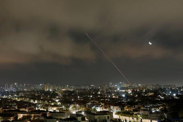 Sebuah rudal yang diluncurkan dari Iran dicegat seperti yang terlihat dari Ashkelon, Israel, 21 Juni 2025. REUTERS 