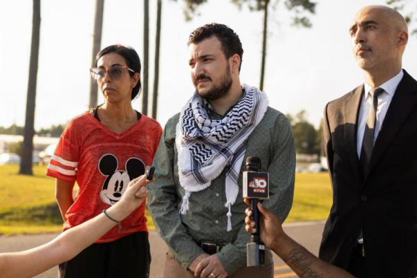 Lulusan Universitas Columbia Mahmoud Khalil berbicara kepada media setelah dibebaskan dari tahanan imigrasi di Jena, Louisiana, AS, 20 Juni 2025. REUTERS 