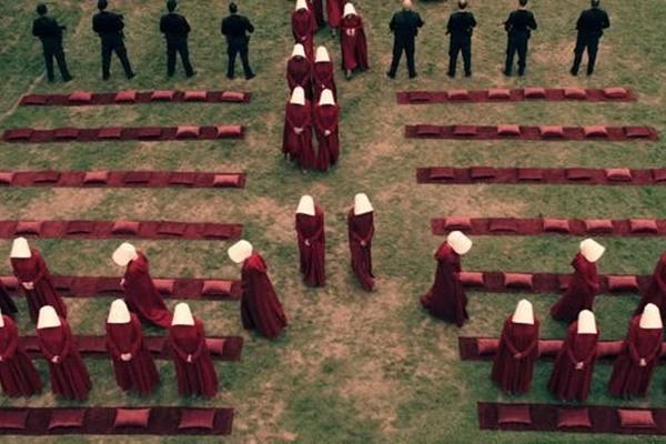 Serial distopia The Handmaid`s Tale yang dibintangi Elisabeth Moss. (FOTO: HULU) 