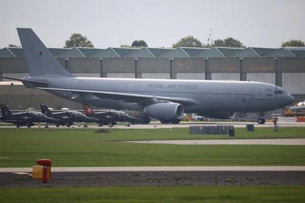 Pesawat angkut Royal Air Force Voyager terlihat di landasan pacu RAF Brize Norton, di Oxfordshire, Inggris, 16 Agustus 2021. (FOTO: REUTERS) 