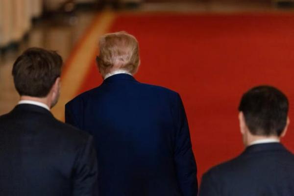 Presiden AS Donald Trump berjalan setelah menyampaikan pidato di Gedung Putih, Washington, AS, 21 Juni 2025, menyusul serangan AS terhadap fasilitas nuklir Iran. REUTERS 