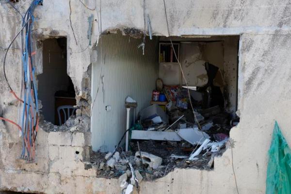 Pemandangan kerusakan dan barang-barang pribadi di dalam gedung yang rusak akibat serangan pesawat nirawak dari Iran terhadap Israel, di Beit Shean, di lembah Yordan, 21 Juni 2025. REUTERS 
