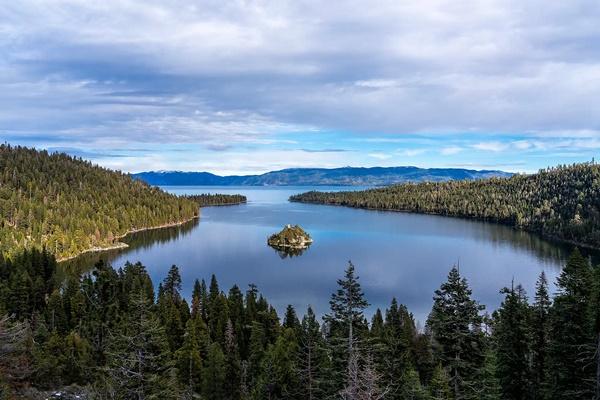 Perahu Terbalik di Danau Tahoe di Tengah Angin Kencang, 6 Tewas dan 2 Hilang. (FOTO: GETTY IMAGE) 