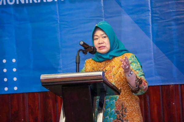 Sekretaris Jenderal MPR RI, Siti Fauziah memberikan pengarahan kepada pejabat dan pegawai dilingkungan Biro Hubungan Masyarakat dan Sistem Informasi (Foto: Humas MPR) 
