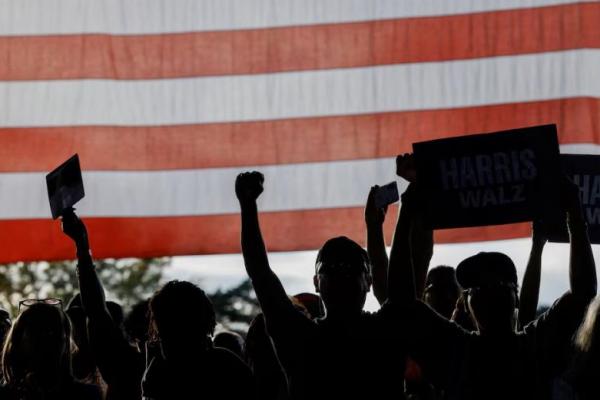 Pendukung calon presiden dari Demokrat dan Wakil Presiden AS Kamala Harris bereaksi selama rapat umum kampanye di Charlotte, North Carolina, AS, 2 November 2024. REUTERS 