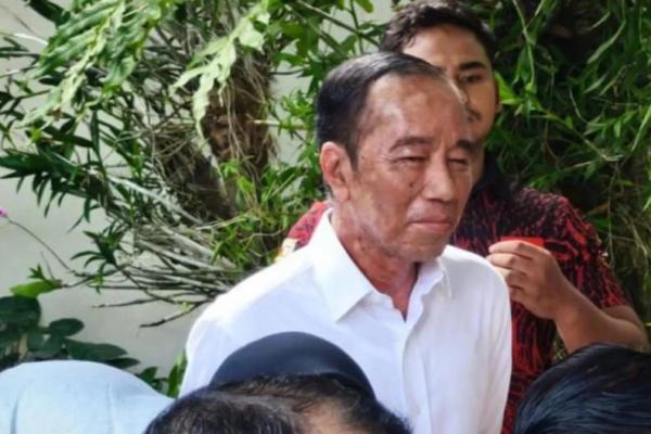 Presiden ke-7 Joko Widodo (Jokowi) saat menyapa warga di depan rumahnya saat perayaan ulang tahunnya ke-64 (Foto: Jawa Pos) 