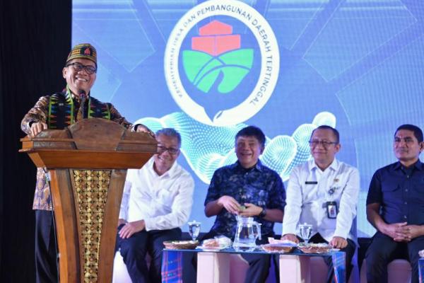 Mendes PDT Yandri Susanto saat Diskusi Ketahanan Pangan dan Ekonomi Hijau Desa di Kabupaten Manggarai Barat (Foto: Ist/Kemendes PDT) 