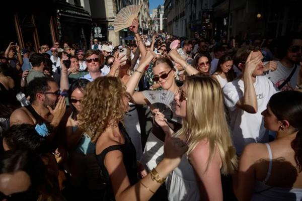 Sekelompok besar orang berpesta di Fete De La Musique di Prancis pada tanggal 21 Juni. (FOTO: GETTY IMAGE) 