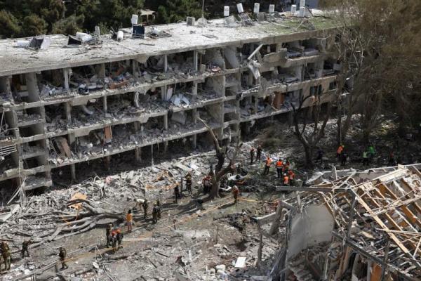 Personel darurat bekerja di lokasi jatuhnya pesawat setelah serangan rudal dari Iran ke Israel, di Tel Aviv, Israel, 22 Juni 2025. REUTERS 